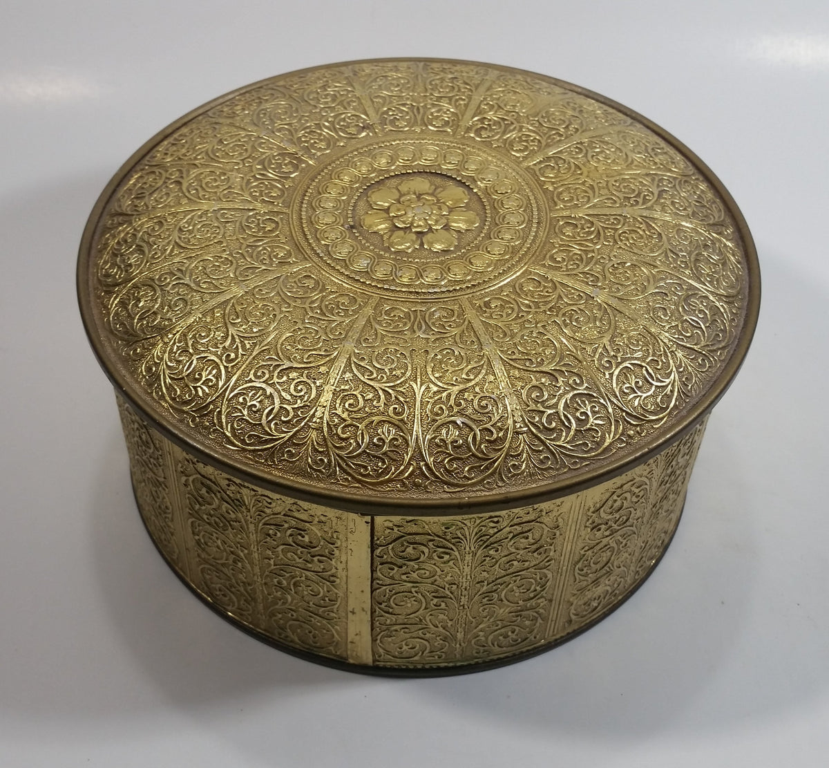 Vintage Guildcraft New York Embossed Brass Metal Tin Round Circular Co