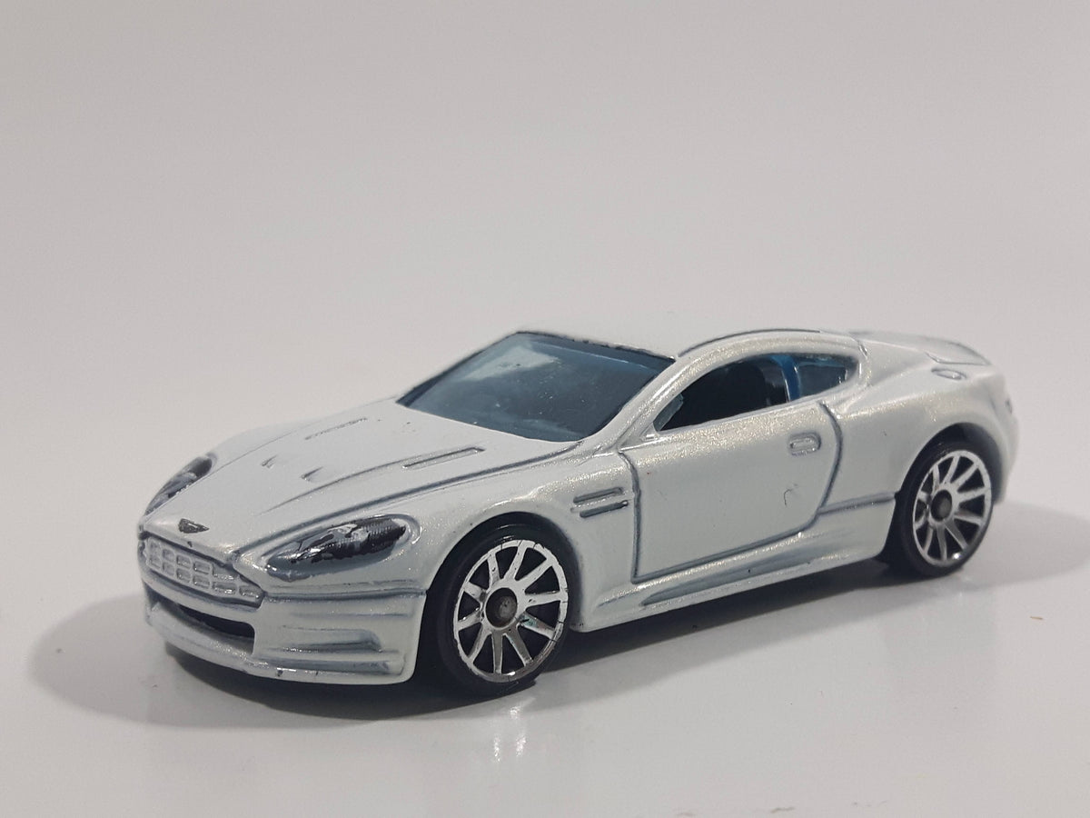 2013 Hot Wheels Showroom Asphalt 2010 Aston Martin DBS White Die