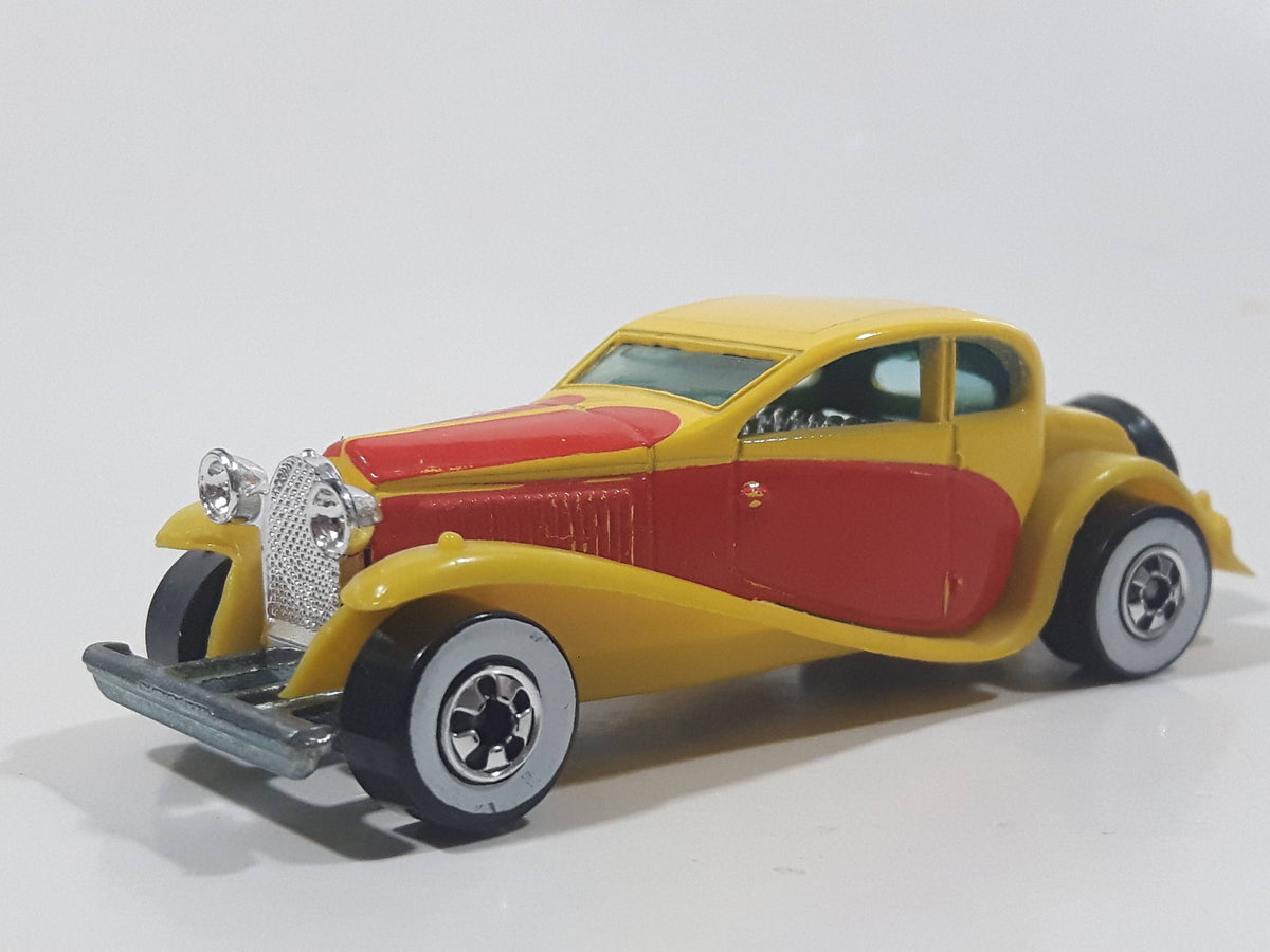1986 Hot Wheels '37 Bugatti Yellow and Red Die Cast Toy Classic Luxury Car  Vehicle