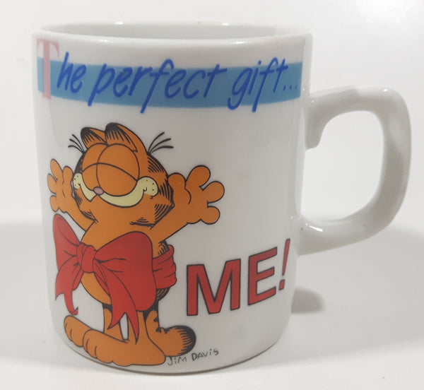1978 United Features Syndicate Jim Davis Garfield The Perfect Gift Me! 3 3/8" Tall Ceramic Coffee Mug Cup