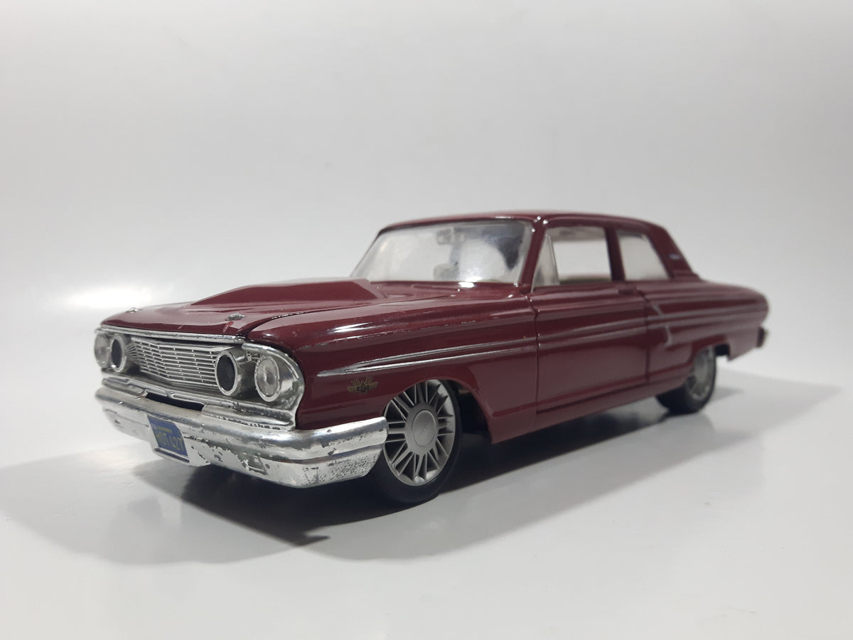 Maisto 1964 Ford Fairlane Thunderbolt Red 1/24 Scale Die