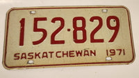 Vintage 1971 Saskatchewan Red Lettering White Vehicle License Plate Metal Tag 152 829