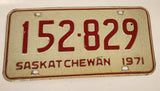 Vintage 1971 Saskatchewan Red Lettering White Vehicle License Plate Metal Tag 152 829