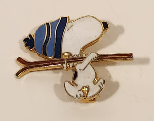 Vintage United Features Syndicate Snoopy Carrying Skis Enamel Lapel Pin