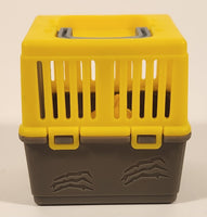2018 Jazwares Feisty Pets Mini Misfits Ginormous Gracie Giraffe 1 3/4" Toy Figure with Moving Mouth and Eyes Including Yellow Carrier Crate