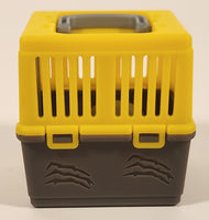 2018 Jazwares Feisty Pets Mini Misfits Narcoleptic Naomi Seal 1 7/8" Toy Figure with Moving Mouth and Eyes Including Yellow Carrier Crate