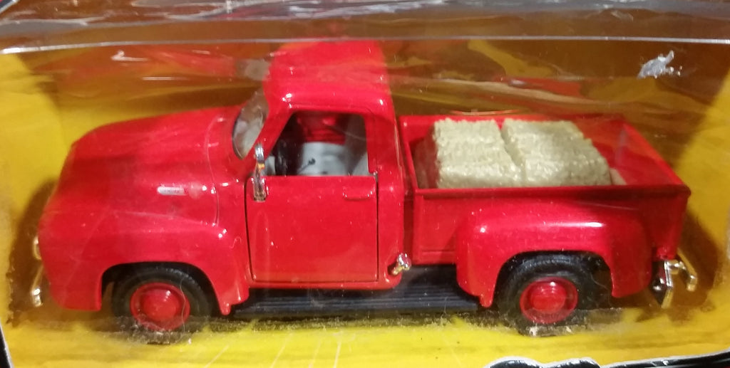 Maisto Superior 1953 Ford Farm Truck with Hay Pull Back Action 1/32 Sc