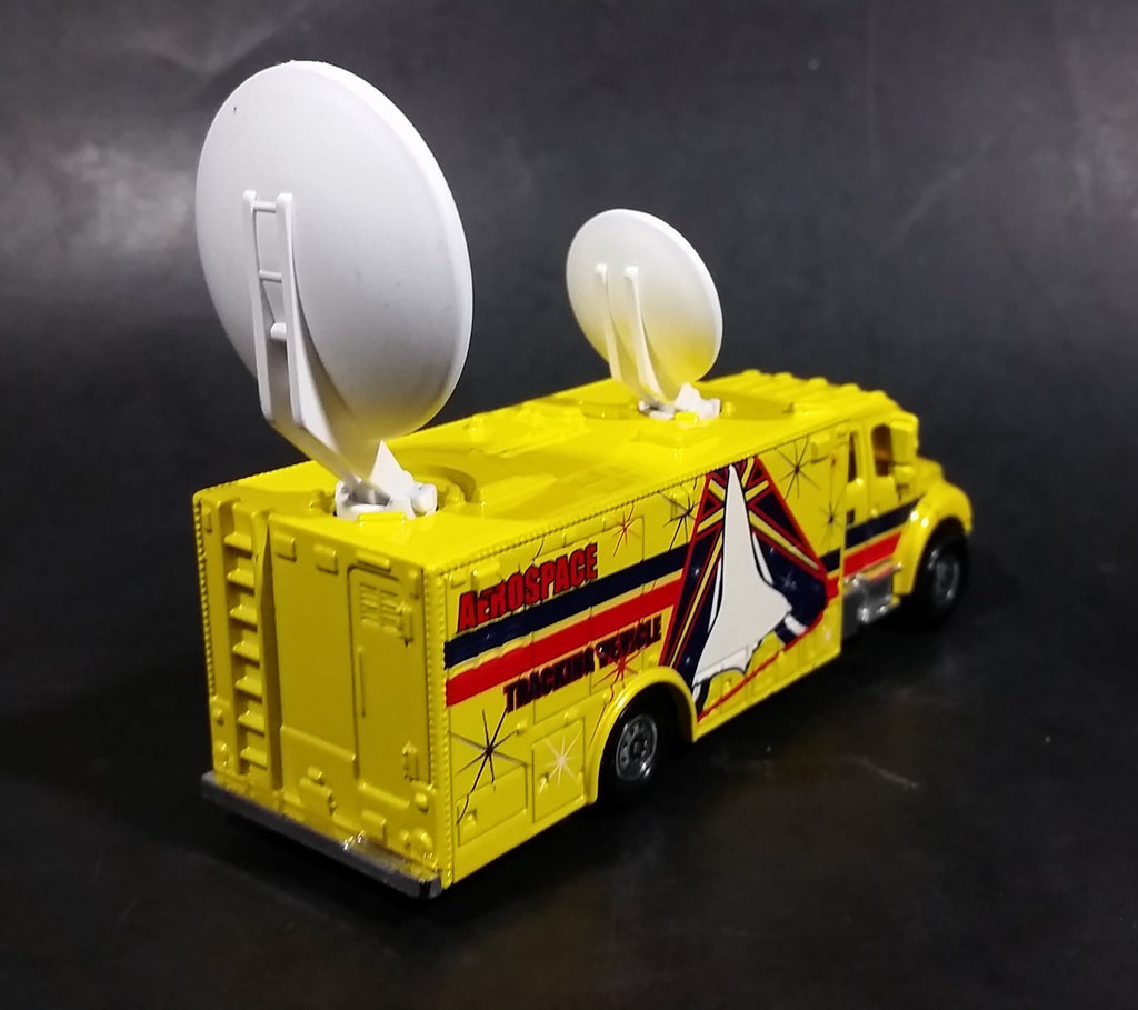 Matchbox Freightliner M2 106 Camion Satellitare - Giocattolo Giallo Scala 1/16 Con Parti Mobili