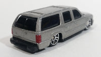 Maisto 2001 Chevrolet Suburban Silver Die Cast Toy Car SUV Vehicle