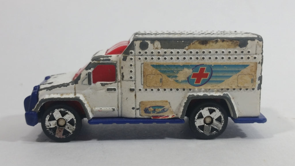 2002-matchbox-ambulance-white-die-cast-toy-emergency-rescue-vehicle-mc