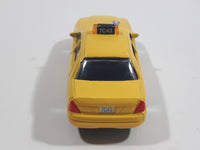 Realtoy Ford Crown Victoria New York City Taxi Cab 7C43 Yellow Die Cast Toy Car Vehicle