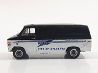 Greenlight Collectibles Hot Pursuit 1985 Chevrolet G20 Van Police City Of Sylvania, Ohio Black and White Die Cast Toy Car Vehicle Missing the lights