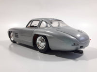 CB Car Mercedes 300 SL 1:24 Scale Silver Die Cast Toy Car Vehicle with Opening Gull Wing Doors and Hood