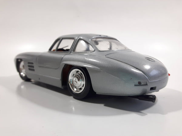 Bonhams : A 1954 Mercedes-Benz 300SL Gullwing 1:20 Scale Model By Franklin Mint Bonhams : A 1954 Mercedes-Benz 300SL Gullwing 1:20 Scale Model By Franklin Mint