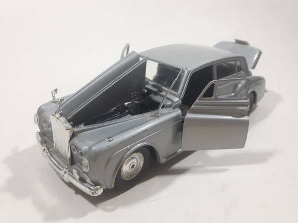 Polistil S 34 Rolls Royce Silver Cloud 1/30 Scale Die Cast Toy Car Vehicle with Opening Doors, Hood, and Trunk Missing Parts