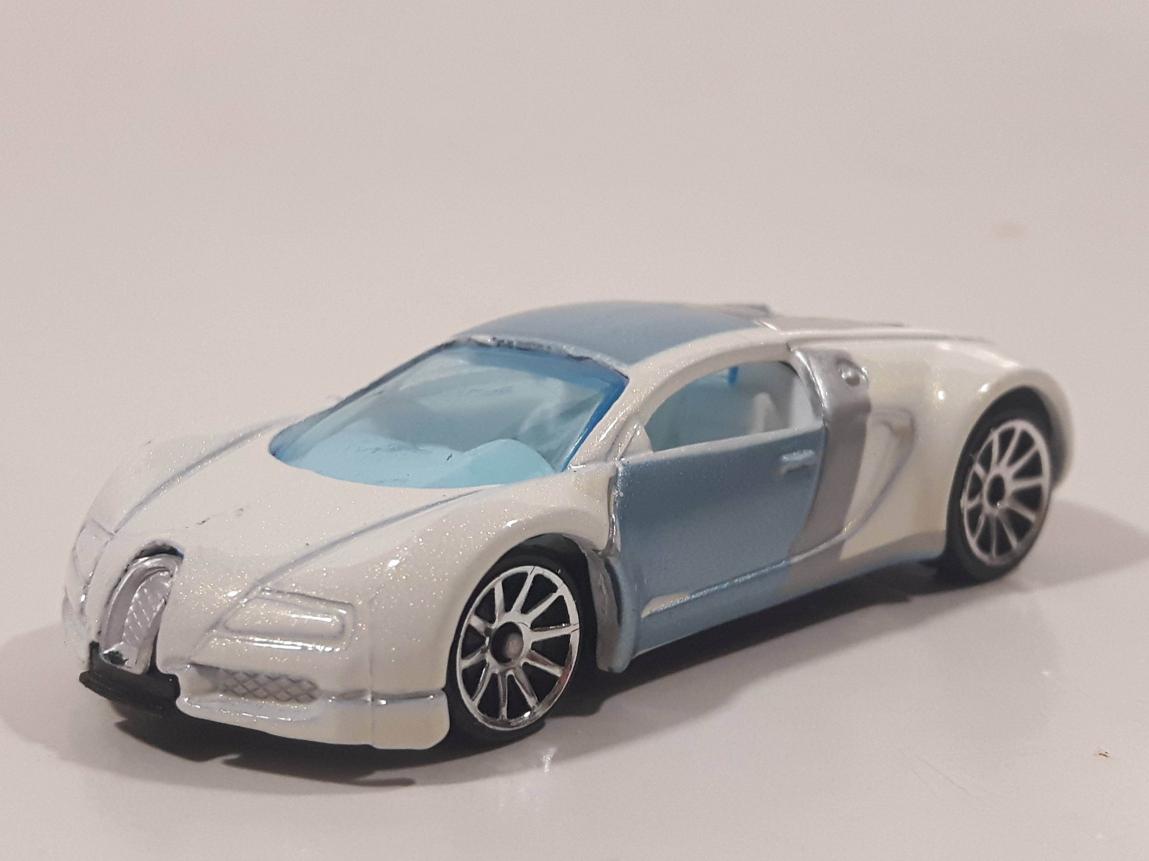 2007 Hot Wheels Mystery Car Bugatti Veyron Pearl White Die