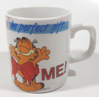 1978 United Features Syndicate Jim Davis Garfield The Perfect Gift Me! 3 3/8" Tall Ceramic Coffee Mug Cup