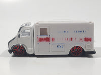 Maisto Ambulance White Die Cast Toy Emergency Response Rescue Vehicle