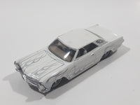 2005 Maisto G Ridez 1965 Buick Riviera White Die Cast Toy Car Vehicle with Rubber Wheels